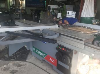 Máy Cưa Bàn Trượt Châu Âu