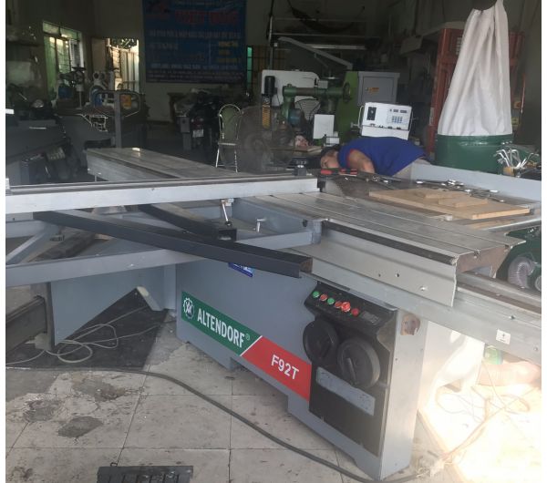 Máy Cưa Bàn Trượt Châu Âu