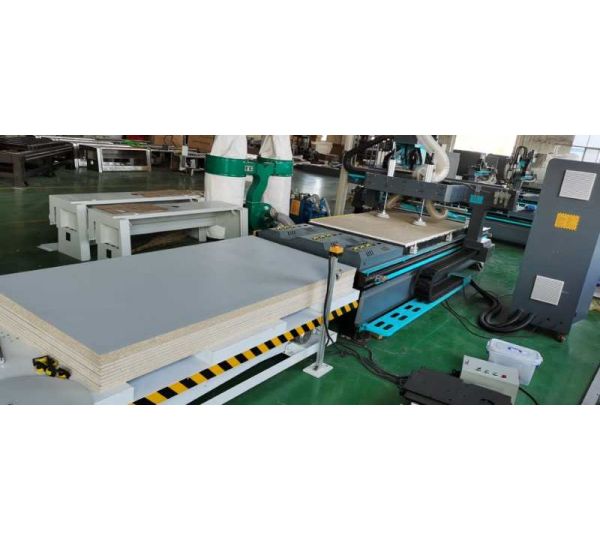 Máy Cắt CNC 4 Đầu Có Bàn Cáp Phôi, Tự Động Lấy Và Trả Phôi