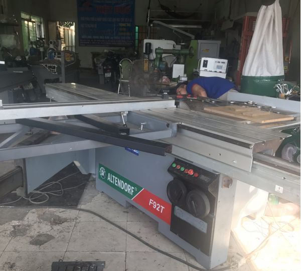 Máy Cưa Bàn Trượt Châu Âu