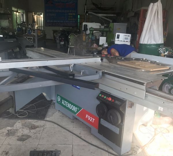 Máy Cưa Bàn Trượt Châu Âu